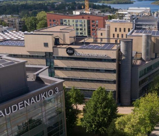 Assi Group Vaparin rakennukset ilmasta kuvattuina kesäisessä maisemassa.